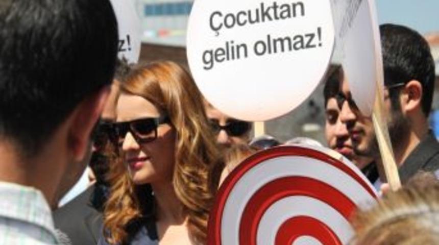 Taksim'de &quot;çocuk Gelin Olmasın&quot; Eylemi