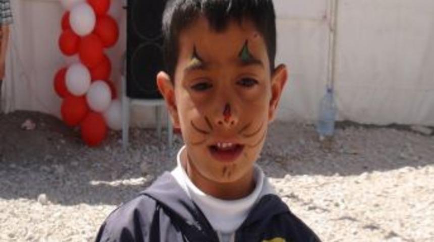 Vanlı &ccedil;ocuklar konteyner kentte eğlendi