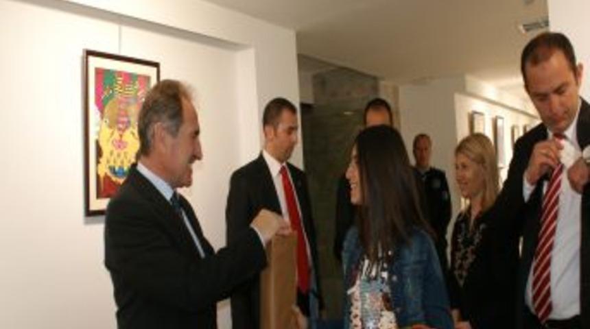 Bakan G&uuml;nay, Minik Ressam April Deniz'in Resim Sergisini Gezdi