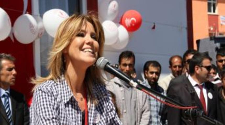 Sanat&ccedil;ı G&uuml;lben Ergen, Er&ccedil;iş'te yaptırdığı anaokulunu a&ccedil;tı