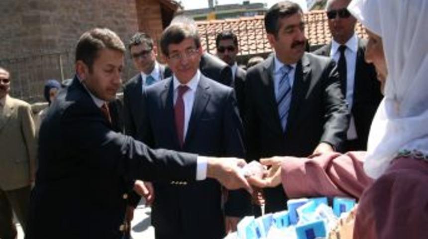 Bakan Davutoğlu'ndan Mendilci Kadına 100 Lira