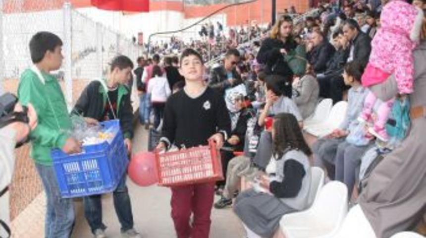 &Ccedil;ocuklar 23 Nisan'ı &Ccedil;ekirdek Ve Su Satarak Ge&ccedil;irdi