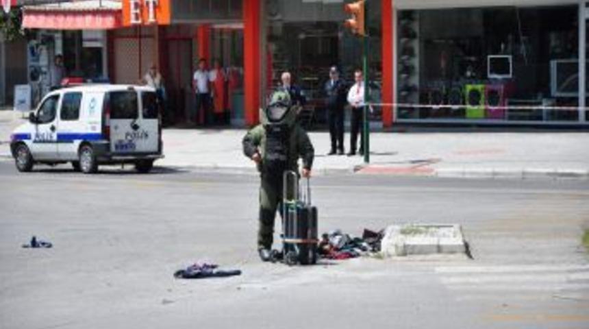 Ş&uuml;pheli &Ccedil;antadan Kıyafet &Ccedil;ıktı