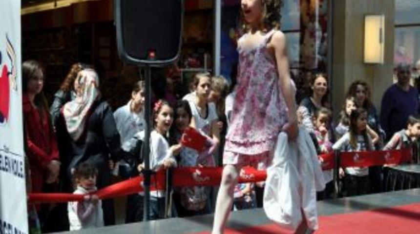 Minik Mankenler B&uuml;y&uuml;klerine Taş &Ccedil;ıkarttı