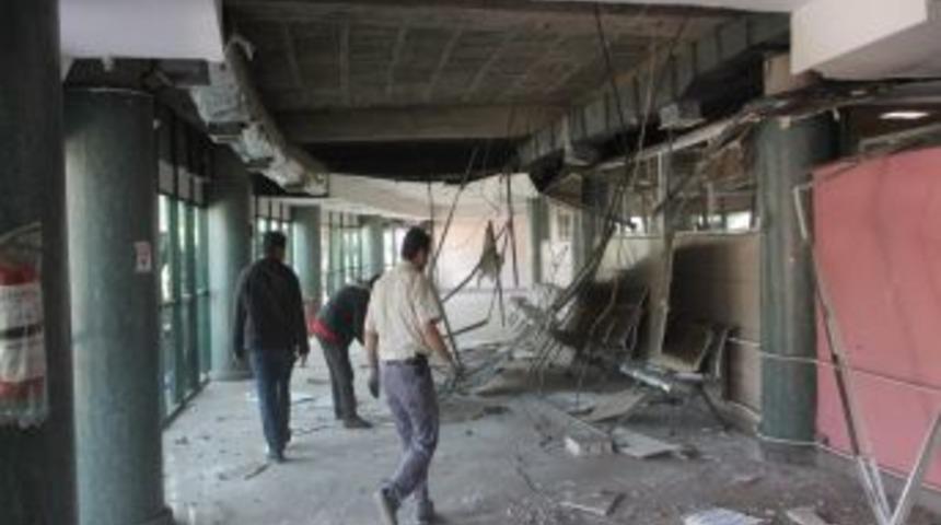 Şehirlerarası Otob&uuml;s Terminalinde Asma Tavanlar &Ccedil;&ouml;kt&uuml;