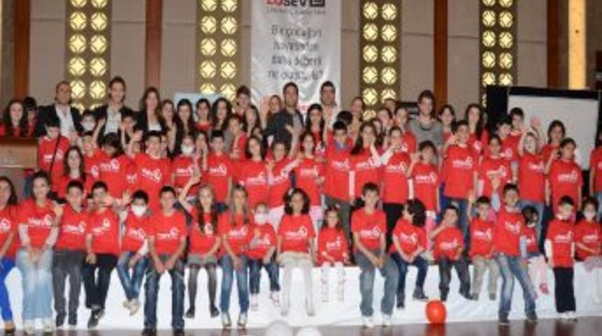 Al Yazmalım Dizisi Oyuncuları L&ouml;semili &Ccedil;ocukları Yalnız Bırakmadı