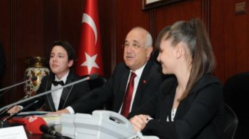 Tbmm Başkanı &Ccedil;i&ccedil;ek, Koltuğunu &Ccedil;ocuklara Devretti