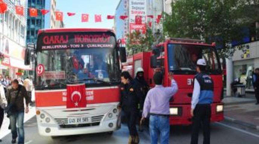 Manisa'da Halk Otob&uuml;s&uuml; Alev Aldı