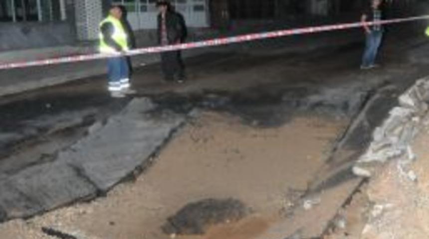 İzmir'de su borusu patladı, yol &ccedil;&ouml;kt&uuml;