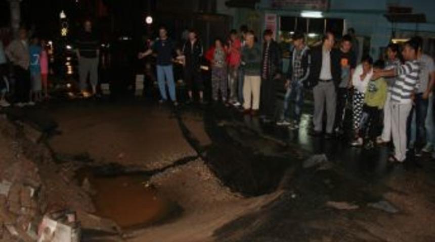 Ana Su Borusu Patlayınca Yol &Ccedil;&ouml;kt&uuml;