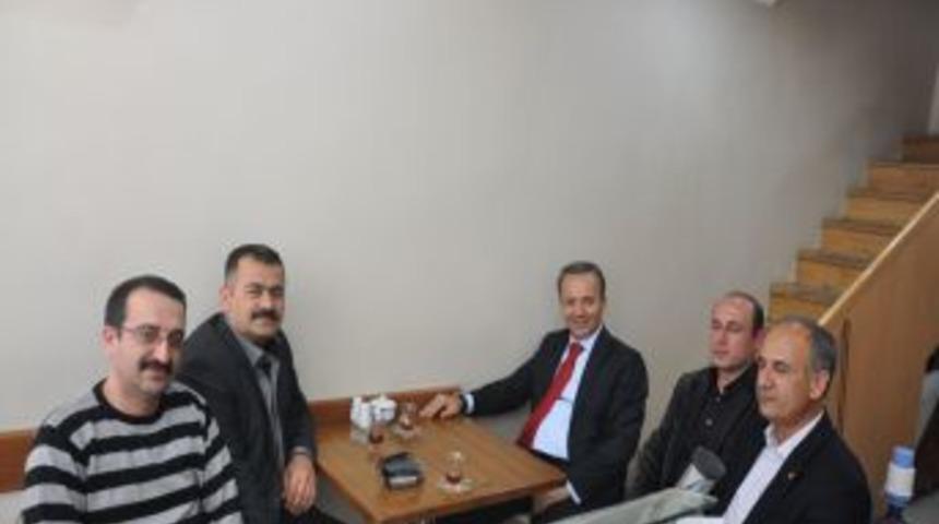 Vali G&uuml;ner, boş zamanlarını halkın i&ccedil;inde değerlendiriyor