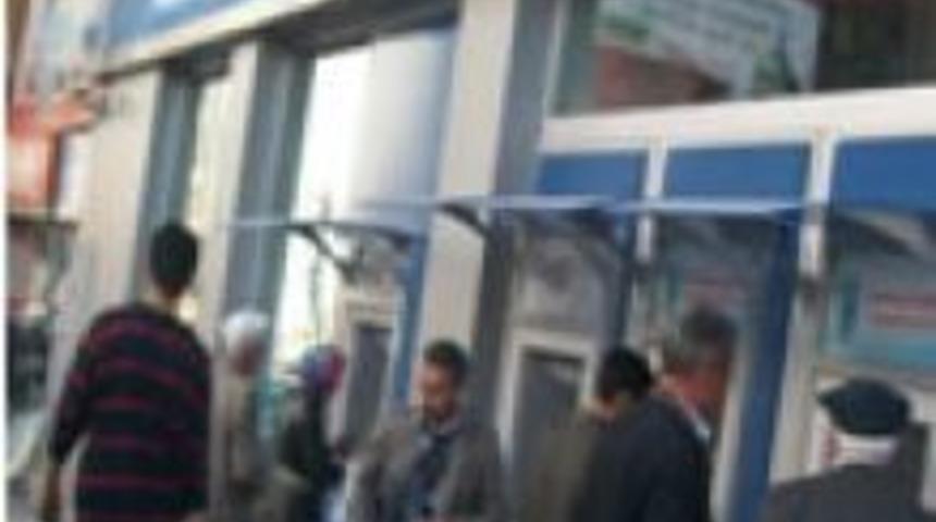 Bankamatikler Grevde Emekliler Yerlerde