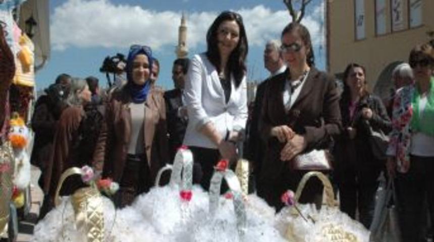 Unutulmaya yüz tutmuş el sanatları, Kadın Emek Pazarı'nda görücüye çıkıyor