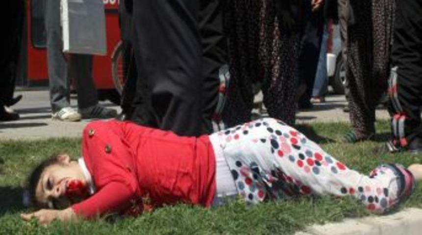 Nehre atlayan genç kızı vatandaşlar kurtardı