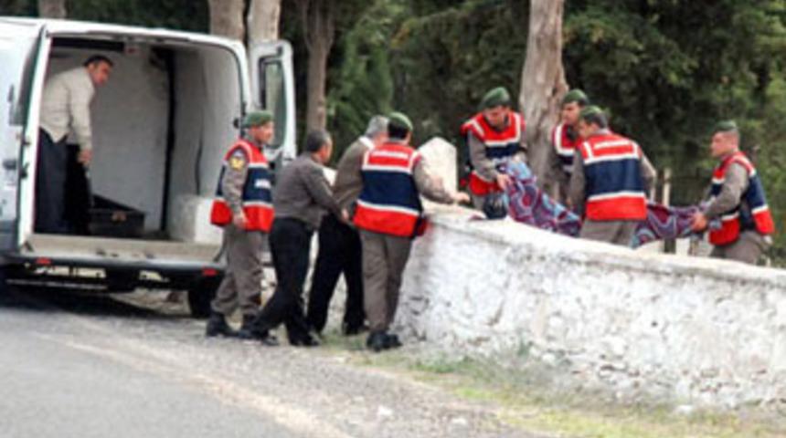 Annesinin mezarı başında kendini astı