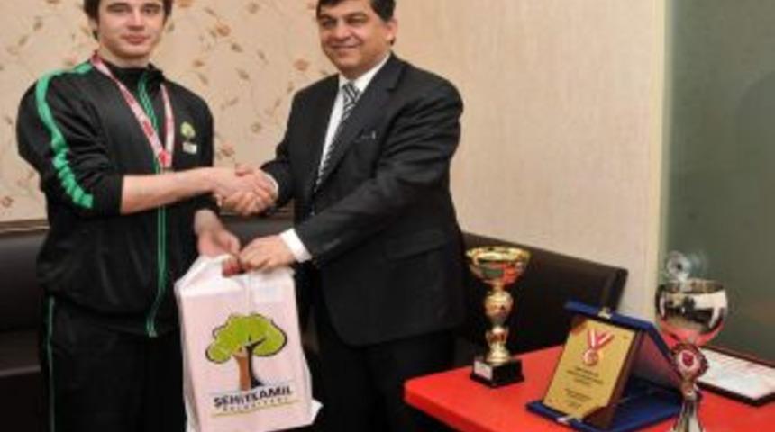 Başkan Fadıloğlu, Şampiyon Dev Adamları &Ouml;d&uuml;llendirdi