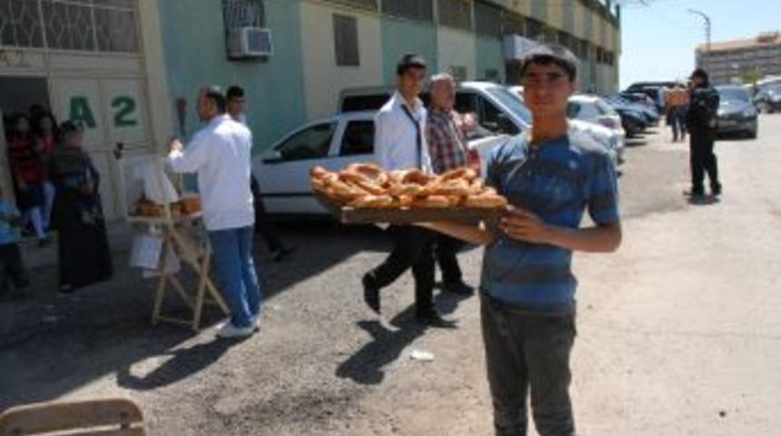 Kimi bayrama, kimi işe&hellip;