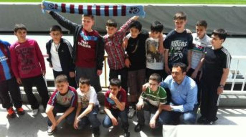 Trabzonlu &ouml;ğrenciler Ş&uuml;kr&uuml; Saracoğlu'nu gezdi