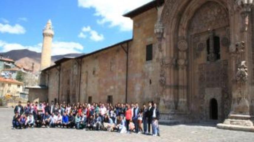 &Uuml;niversite &ouml;ğrencileri, Divriği Ulucami'yi ziyaret etti