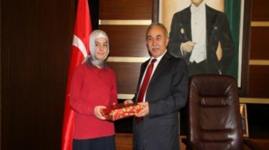 YGS T&uuml;rkiye 3.&rsquo;s&uuml;ne Vali B&uuml;y&uuml;k'ten &ouml;d&uuml;l