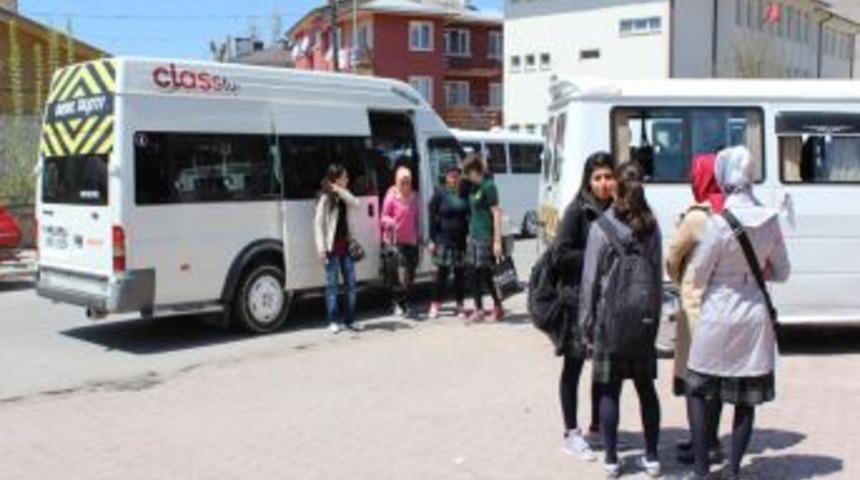 Sivas'ta servis&ccedil;ilere takke, bere ve ayakkabının &ouml;k&ccedil;esine basmak yasaklandı