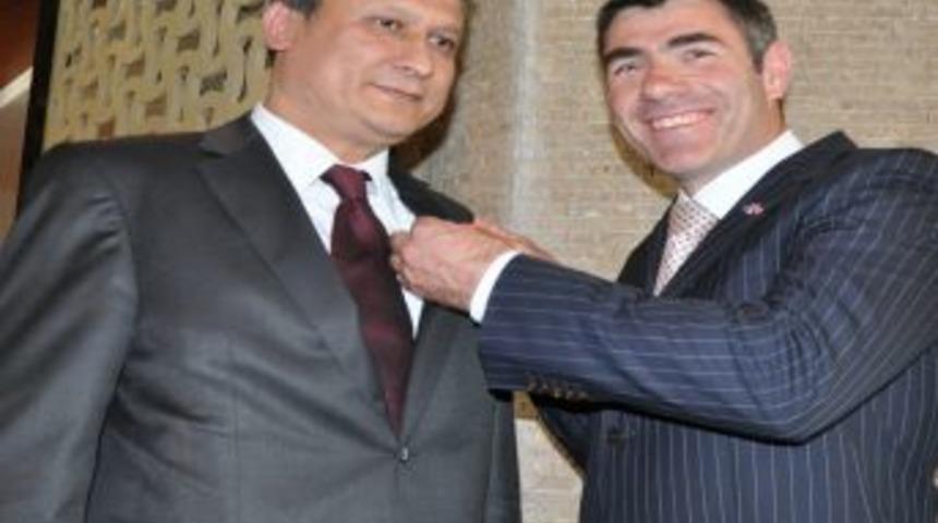 Yeni Zelanda H&uuml;k&uuml;metinden Liyakat Nişanı Alan İlk T&uuml;rk Oldu