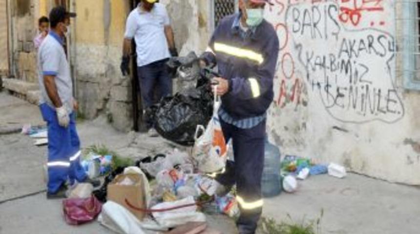 Mersin'de &Ccedil;&ouml;p Evden 4 Kamyon Atık &Ccedil;ıktı