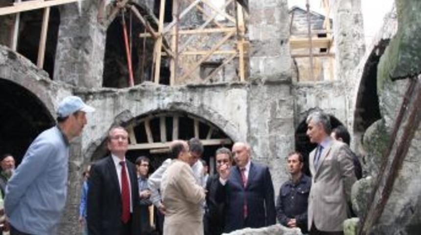 İlgisizlik Y&uuml;z&uuml;nden 2,5 Ay &Ouml;nce Bir Kısmı &Ccedil;&ouml;ken Alacahan'da İncelemede Bulundular