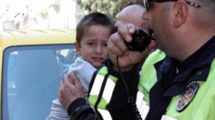 Eşini bı&ccedil;aklayan saldırganı esnafın elinden polis kurtardı