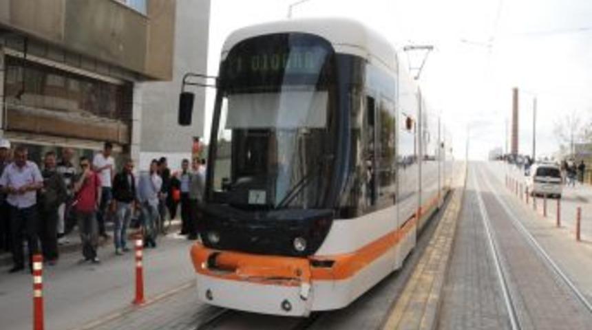 Minib&uuml;s tramvayla &ccedil;arpıştı: 3 yaralı