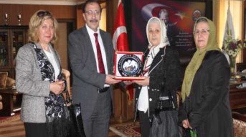 G&ouml;n&uuml;ll&uuml; Anneler, Başkan Bulutları Ziyaret Etti