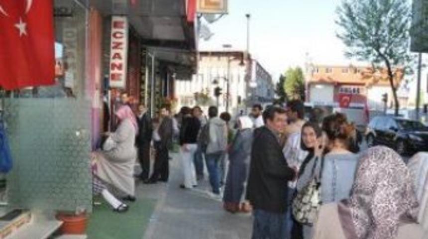 Avcılar'da n&ouml;bet&ccedil;i eczanelerde kuyruk &ccedil;ilesi