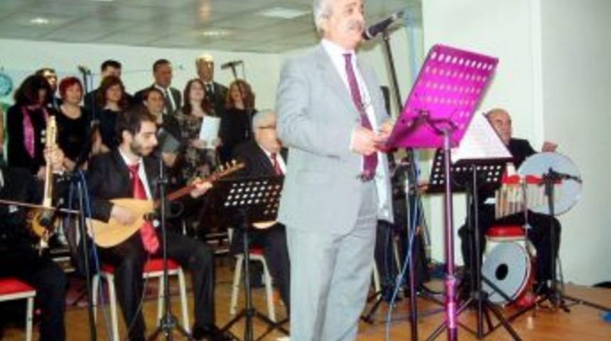 Burhaniye'de Profes&ouml;rler Korosu Konseri