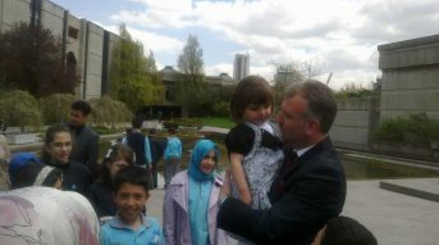 Ak Parti İstanbul Milletvekili Oktay Saral, 23 Nisan'da Depremzede &Ouml;ğrencileri Ağırladı