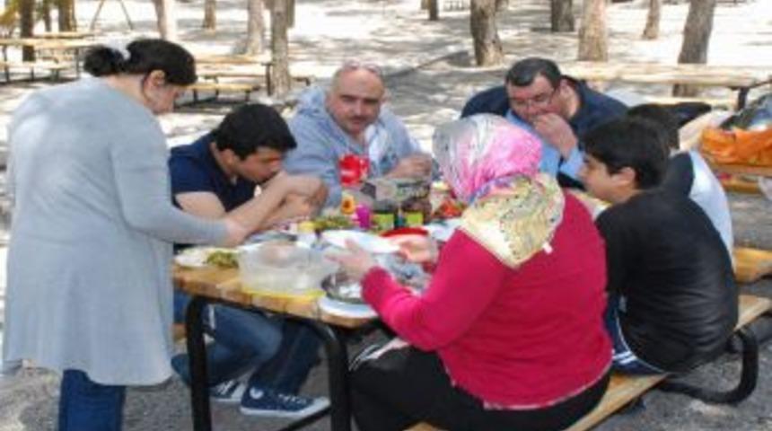 D&uuml;l&uuml;kbaba Mesire Alanı'nda haftasonu yaklaşık 20 bin kişi piknik yapıyor