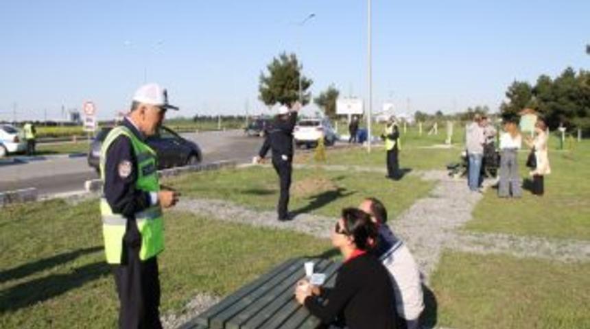 Samsun polisi uzun yol sürücülerini çayla dinlendiriyor
