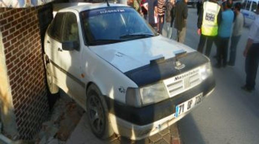 &Ccedil;amaşır ipiyle &ccedil;ekilen otomobil apartmana girdi