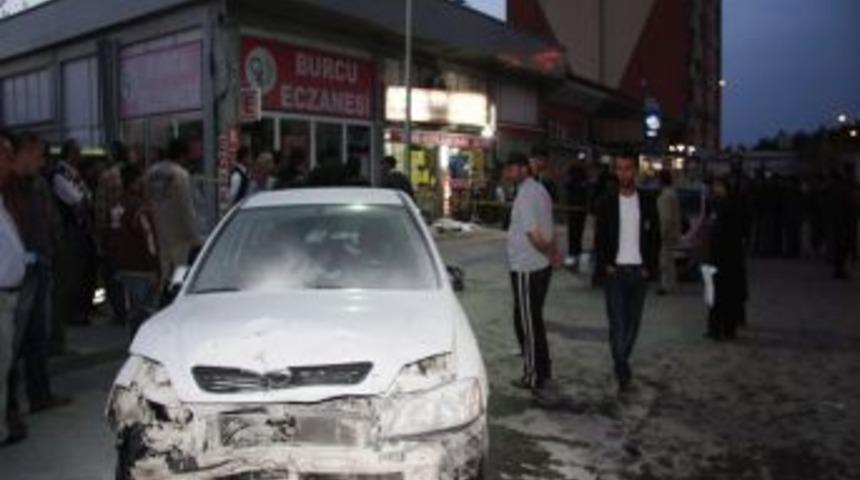 Direksiyon hakimiyetini kaybeden s&uuml;r&uuml;c&uuml; durakta bir kişiye &ccedil;arparak &ouml;ld&uuml;rd&uuml;