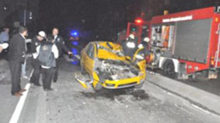 Otomobil taksinin &uuml;zerine d&uuml;şt&uuml;: 1 &ouml;l&uuml;