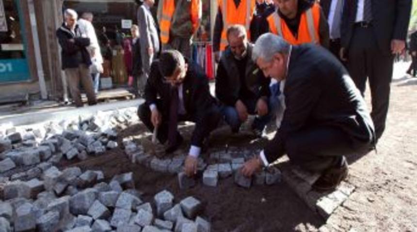 Karaosmanoğlu, Kaldırımlara Taş D&ouml;şedi