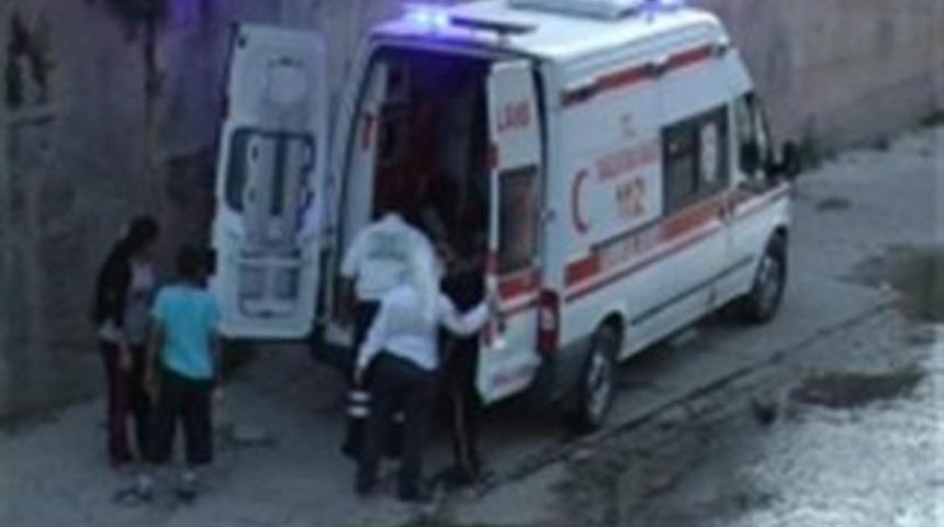 Top oynarken dereye d&uuml;şt&uuml;