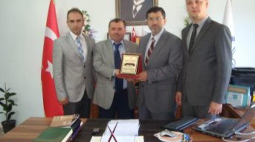 Kızılay'dan m&uuml;ft&uuml;l&uuml;ğe ve emniyete plaket