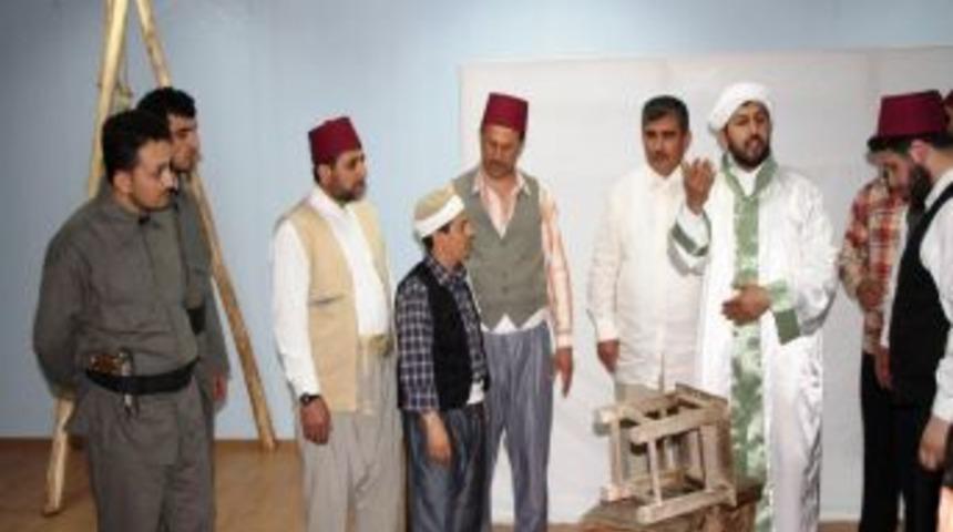 İmamlar Ermeni zulm&uuml;n&uuml; sahneye taşıdı