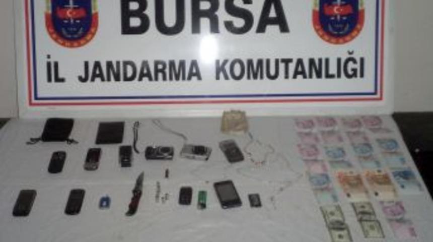 İstanbul&rsquo;dan &ccedil;aldıkları ara&ccedil;la Bursa&rsquo;da hırsızlık yaparken yakalandılar