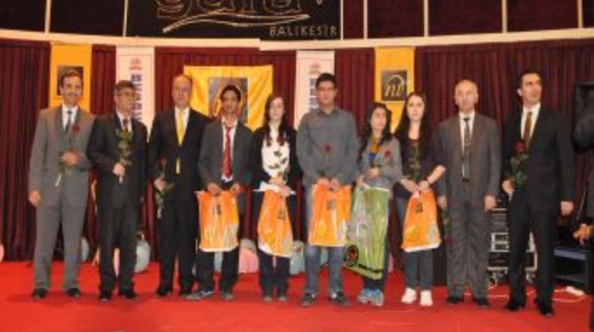 'Efendimiz' kitabını okuyup sınava giren &ouml;ğrencilere &ouml;d&uuml;lleri verildi