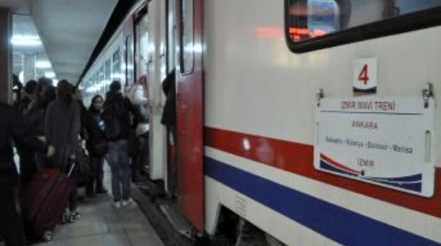 Eskişehirspor taraftarları İzmir&rsquo;e 2 tren 200 otob&uuml;sle akın ediyor