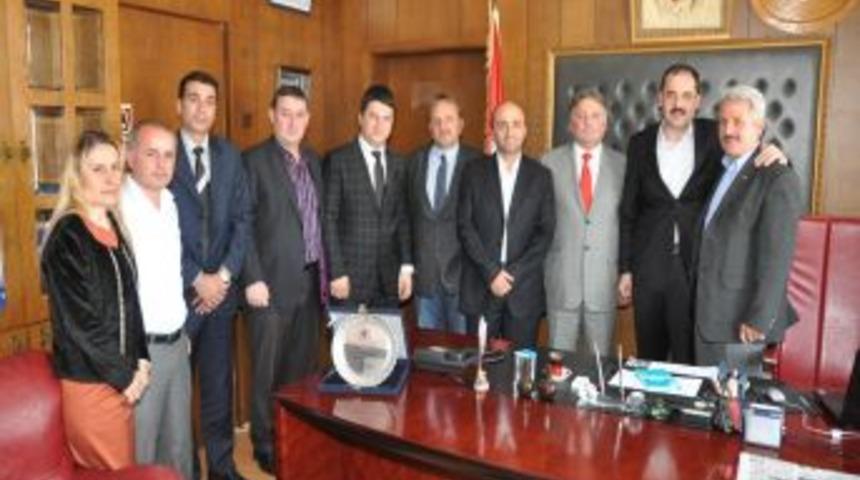 Turnalılardan Başkan H&uuml;seyin Ayaz'a Plaket