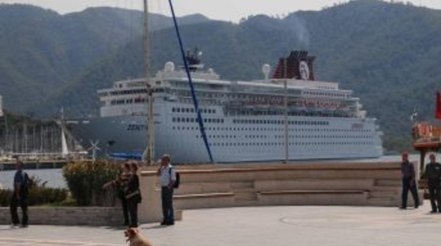 Dev Yolcu Gemisi Marmaris'i &Uuml;s Edindi