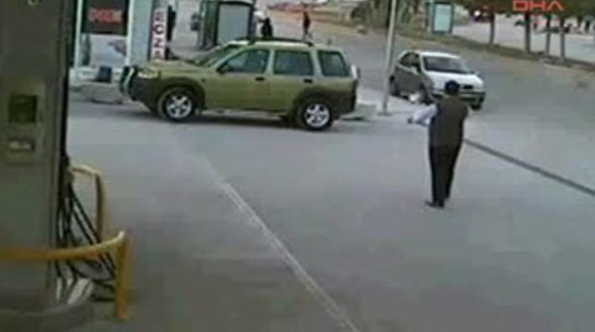 Otob&uuml;s durağına b&ouml;yle daldı!