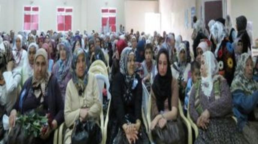 Hafızlıklarını tamamlayan kız &ouml;ğrencilere ta&ccedil; takıldı